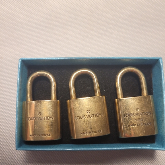 1 Preowned Louis Vuitton Gold Brass Padlock NO KEY #300s - Picture 4 of 10